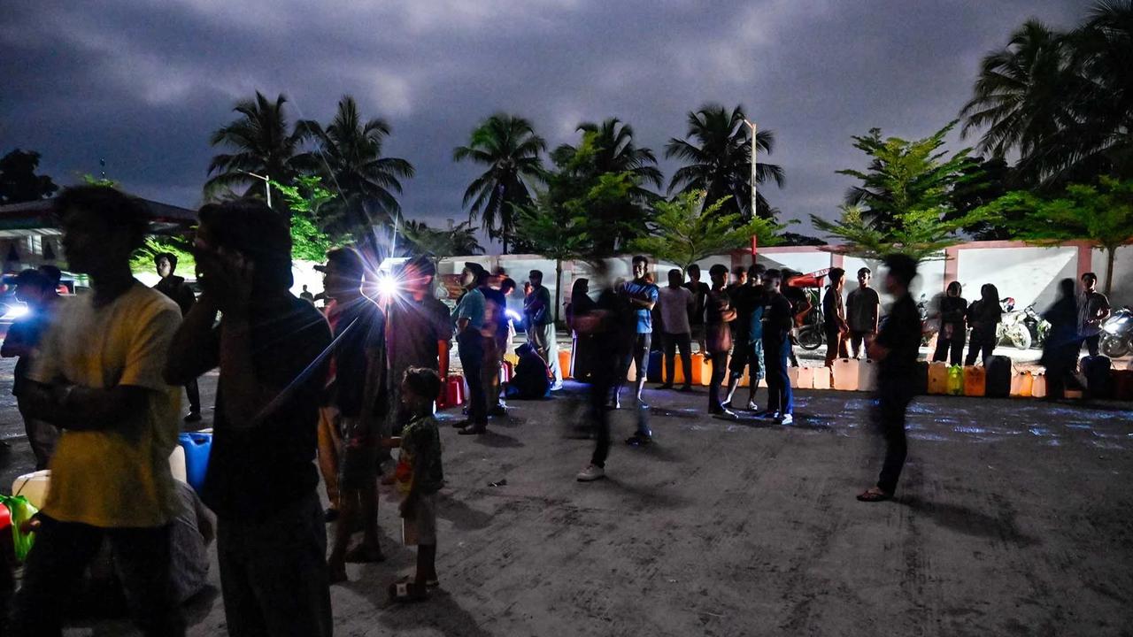 FOTO: Antrean Panjang BBM Warnai Pemulihan Pascabanjir di Sumut dan Aceh