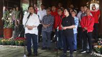 Ketum Partai Gerindra Prabowo Subianto (kiri), Ketua DPP PDI Perjuangan Puan Maharani (kanan) dan didampingi sejumlah petinggi Partai Gerindra dan PDI Perjuangan memberikan keterangan pers usai melakukan pertemuan di Padepokan Garuda Yaksa, Sentul, Bogor, Jawa Barat, minggu (4/9/2022). Pertemuan tersebut merupakan bagian safari politik dan komunikasi politik Puan Maharani ke berbagai Partai Politik menjelang Pemilu 2024. Dalam pertemuan itu Prabowo Subianto mengajak Puan Maharani berkuda. (Liputan6.com/Herman Zakharia)