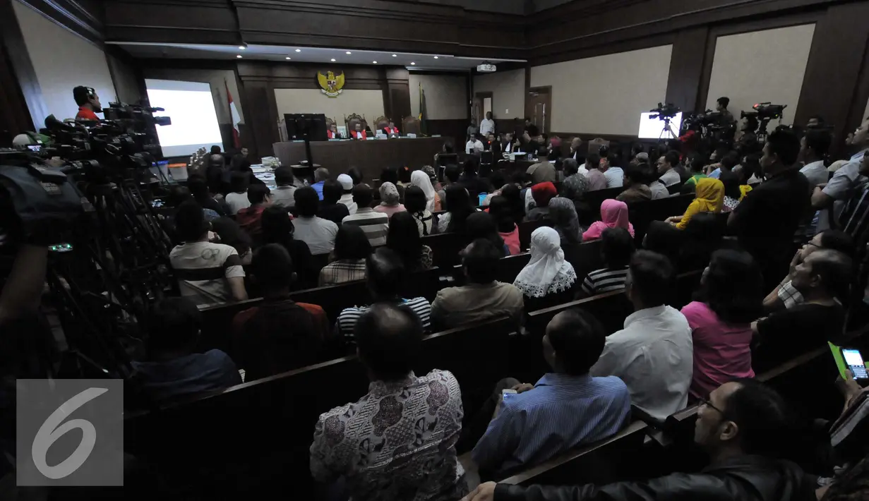 Suasana persidangan ke-24 dengan terdakwa Jessica Kumala Wongso di PN Jakpus, Kamis (22/9). Sidang tersebut menghadirkan Richard Bryan Collins sebagai saksi ahli Pathology Forensik dari Australia. (Liputan6.com/Helmi Afandi)