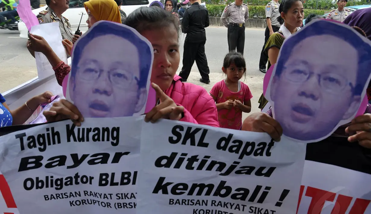Puluhan massa Barisan Rakyat Sikat Koruptor (BRSK) melakukan aksi di depan gedung KPK, Jakarta, Selasa (26/8/14). (Liputan6.com/Miftahul Hayat) 