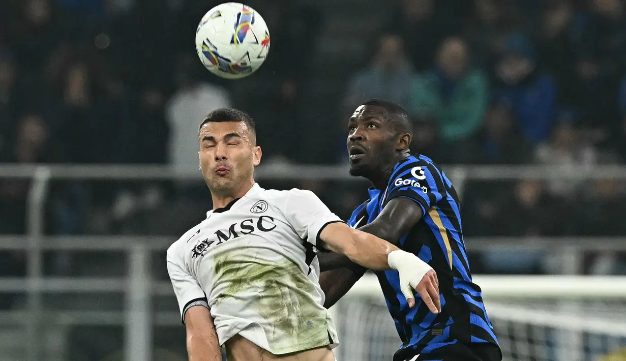 Ketinggalan 0-1, tim tuan rumah bangkit dan tampil menyerang. (Gabriel BOUYS/AFP)