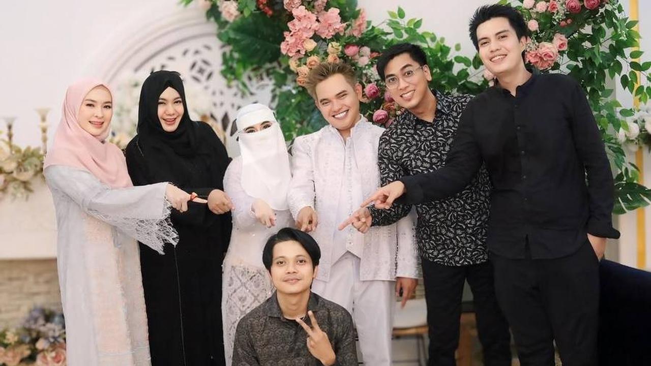 Dari foto-foto yang dibagikan, terlihat bahwa Dodhy dan Ayu menggelar pesta pernikahan dengan nuansa serba putih yang elegan.<br><br>