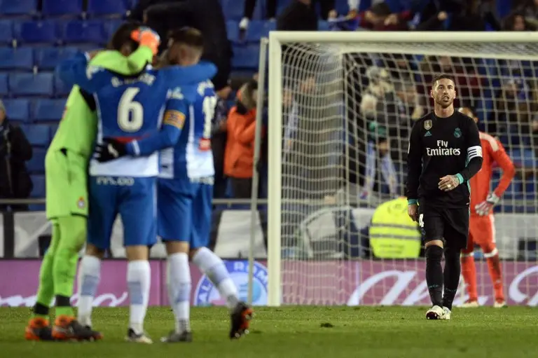 Bek Real Madrid, Raphael Varane, memastikan pihaknya belum menyerah dalam perburuan gelar La Liga 2017-2018. (AFP/Josep Lago)