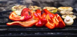 Paprika panggang smoked garlic cocok disajikan untuk berbagai suasana, mulai dari BBQ santai, piknik, hingga makan malam hangat di rumah.
