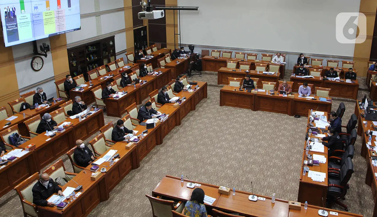 Suasana rapat kerja antara Kepala BNN RI Petrus Reinhard Golose dengan Komisi III DPR di Kompleks Parlemen, Jakarta, Kamis (20/1/2022). Raker juga membahas rencana kerja BNN tahun 2022, program prioritas dan strategi dalam pencapaian dengan pagu anggaran Rp1,8 triliun. (Liputan6 com/Angga Yuniar)