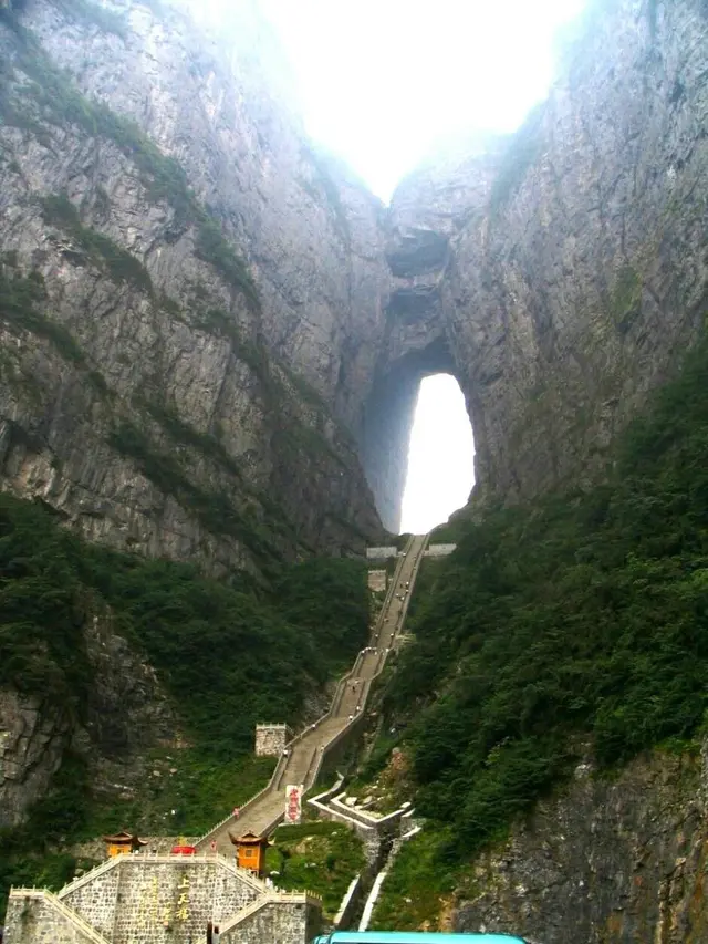 Keindahan Heaven Gate Mountain (sumber: facebook/Civil Engineering Discoveries)