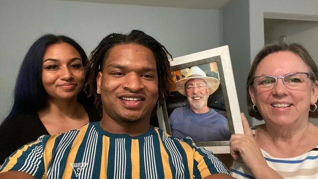 Salah Kirim Pesan Berujung Pertemanan, Pria dan Nenek Ini Rayakan 8 Tahun Bersama