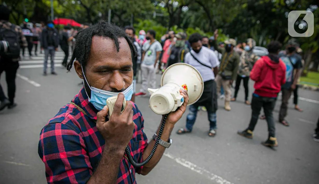 Massa Ikatan Mahasiswa Papua berorasi saat menggelar unjuk rasa di depan Kementerian Dalam Negeri, Jakarta, Rabu (24/2/2021). Dalam aksinya mereka mengutuk tindakan elite politik Papua yang mengatasnamakan rakyat Papua untuk mendukung Otonomi Khusus (Otsus). (Liputan6.com/Faizal Fanani)