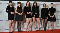 IVE berpose di red carpet 2022 The Fact Music Awards di KSPO Dome, Seoul, pada 8 Oktober 2022. (AFP/Jung Yeon-je)