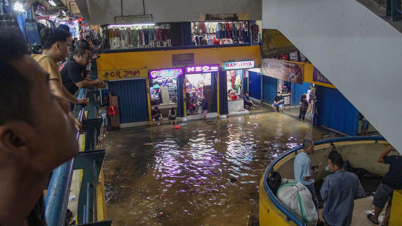 FOTO: Banjir Akibat Hujan Deras Ganggu Aktivitas Perdagangan di Pasar Cipulir