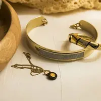 Ilustrasi Model Gelang Favorit (Photo by LUM3N on Unsplash)