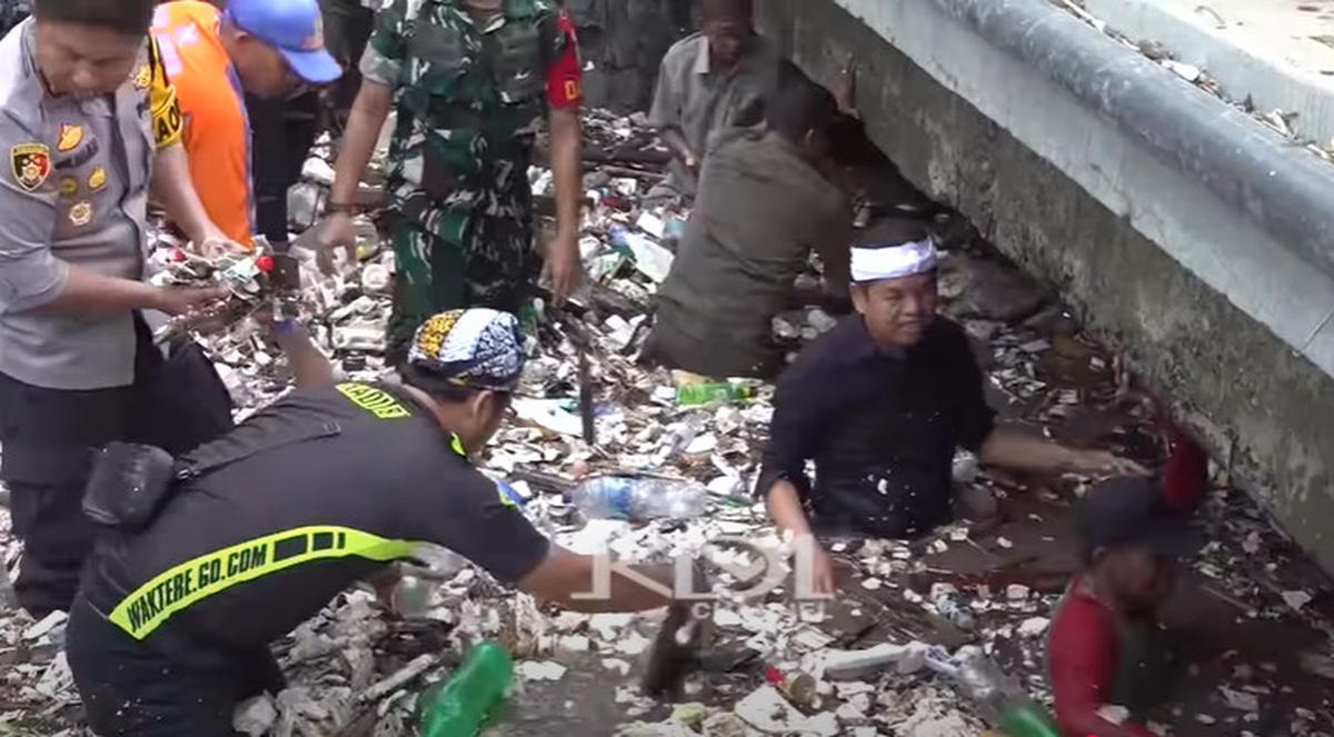 Dedi Mulyadi Nyebur Langsung ke Kali dan Ngamuk Jembatan Minta Dibongkar