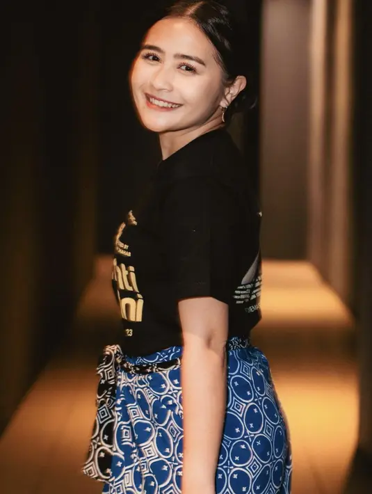 T-Shirt dan batik, paduan sempurna dari Prilly untuk tampil berbeda dengan paduan batik yang memukau. [Foto: Instagram/ Prilly Latuconsina]
