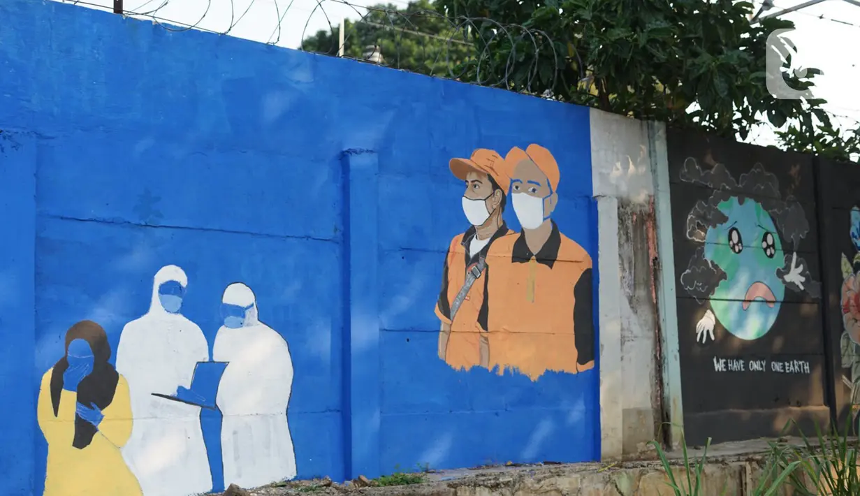 Deretan mural bertema covid-19 di kawasan Bukit Duri, Jakarta, Minggu (30/8/2020). Mural yang dibuat oleh petugas PPSU tersebut bertujuan untuk mengingatkan masyarakat akan bahaya covid-19, sehubungan dengan masih tingginya jumlah kasus positif covid-19 di Jakarta. (Liputan6.com/Immanuel Antonius)