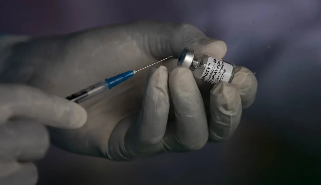 Seorang tentara Sri Lanka bersiap untuk memberikan dosis vaksin COVID-19 Pfizer untuk warga di Kolombo, Rabu (7/7/2021). Otoritas kesehatan Sri Lanka terpaksa menggunakan Pfizer sebagai dosis kedua karena kelangkaan pasokan vaksin COVID-19 AstraZeneca. (AP/Eranga Jayawardena)