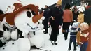 Manusia salju, maskot Olimpiade Musim Dingin 1976 di Innsbruck, menyapa anak-anak di Kitzbuhel, Austria, selama acara ski lereng dunia, Januari 1975. (AP Photo)