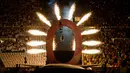 Aaron Wheelz, atlet kursi roda ekstrim beraksi melewati lingkarang kembang api tanda Pembukaan Paralimpik Rio 2016 di  Stadion Maracana, Rio de Janeiro (7/8/2016).  (AFP/OIS/IOC/Bob Martin for OIS)