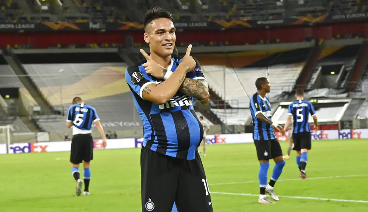 Striker Inter Milan, Lautaro Martinez, melakukan selebrasi usai mencetak gol ke gawang Shakhtar Donetsk pada laga semifinal Liga Europa di Merkur Spiel-Arena, Selasa (18/8/2020). Inter Milan menang dengan skor 5-0. (Sascha Steinbach, Pool via AP)