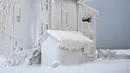 Rumah-rumah tertutup salju menyusul badai musim dingin yang melanda sebagian besar Ontario di sepanjang tepi Danau Erie, dekat Fort Erie, Ontario, Kanada, 27 Desember 2022. Selain Kanada, badai musim dingin juga menghantam sebagian wilayah Amerika Serikat dan lainnya. (Nick Iwanyshyn/The Canadian Press via AP)