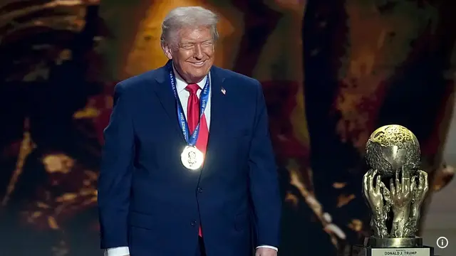 Trofi FIFA Peace Price diserahkan langsung oleh Presiden FIFA Gianni Infantino ke Donald Trump dalam acara pengundian Piala Dunia 2026 di Kennedy Center, Washington D.C, Jumat (5/12025). (Dok. AP)