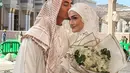 Menariknya, penampilan Zumi Zola dan Putri Zulhas terlihat menyesuaikan tempat. Mereka tampil bak putri dan pangeran Arab. Zumi Zola terlihat mengenakan busana putih khas Timur Tengah lengkap dengan shemagh di kepala. (Liputan6.com/IG/@putri_zulhas)