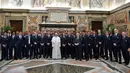 Para pemain Juventus dan Lazio foto bersama Paus Fransiskus menjelang final sepak bola Piala Italia alias Coppa Italia di Vatikan, Roma, Italia (16/5). (AFP Photo/Osservatore Romano)