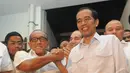 Jokowi dan ARB saling bergenggam tangan sebagai simbol kesamaan visi tentang keberpihakan terhadap ekonomi kerakyatan, Pasar Gembrong, Jakarta Pusat, Selasa (14/5/2014) (Liputan6.com/Herman Zakharia)