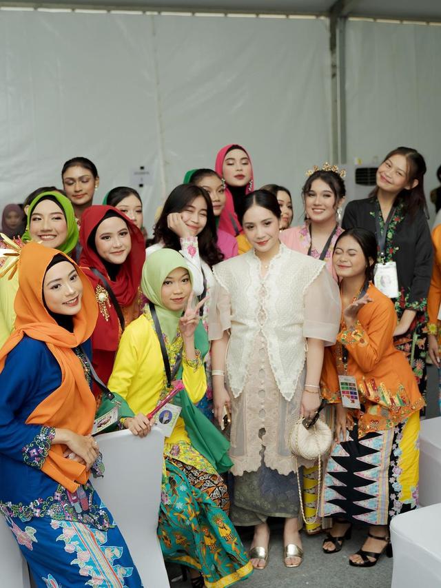 Potret Nagita Slavina hadir di acara Istana Berkebaya (Foto: instagram raffinagita1717)