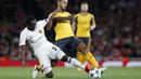 Pemain Basel, Adama Traore (kiri) berebut bola dengan pemain Arsenal, Theo Walcott pada laga grup A Liga Champions di Emirates stadium, London, Kamis (29/9/2016)dini hari WIB. Arsenal menang 2-0. (AP/Alastair Grant)
