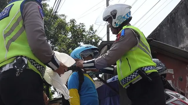 Anak diantar sekolah kendarai sepeda motor tapi tak berhelm. (Foto: Liputan6.com/Istimewa)