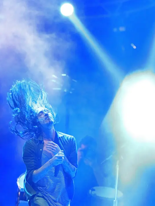 Tak sampai sana. Incubus pun kembali memuaskan para penggemarnya dengan lagu Warning yang kemudian disambut riuh tepuk tangan penonton. (Bambang E. Ros/Bintang.com)