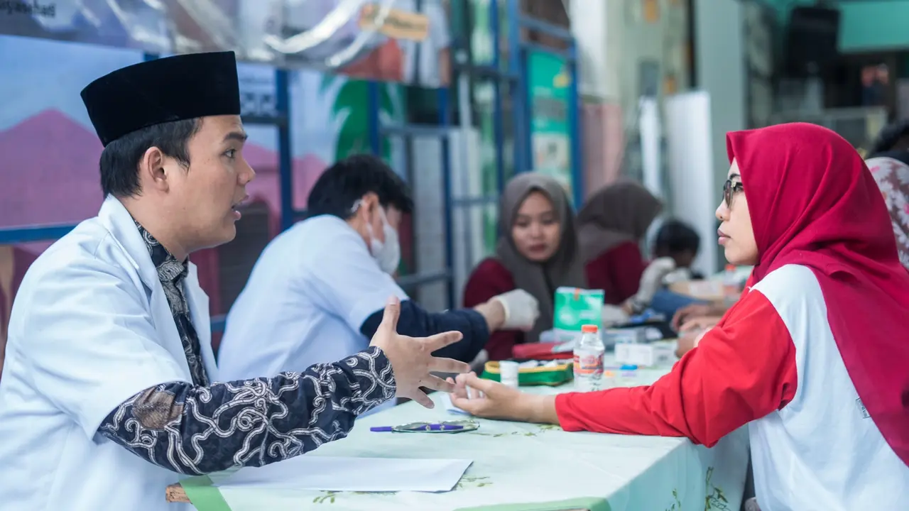 Wakil Ketua DPC Partai Gerindra Kota Surabaya Dokter Dwi Wijayanto saat memberikan pelayanan kesehatan kepada warga. (Istimewa).