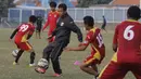 Pelatih Mitra Kukar, Jafri Sastra memimpin latihan anak asuhnya jelang laga melawan Arema Cronus di Lapangan Bea Cukai, Jakarta, Senin (12/10/2015). (Bola.com/Vitalis Yogi Trisna)