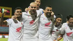 Para pemain PSM Makassar merayakan gol yang dicetak Wiljan Pluim ke gawang Madura United dalam laga pekan ke-32 BRI Liga 1 2022/2023, Jumat (31/3/2023) malam WIB. (Bola.com/Wahyu Pratama)
