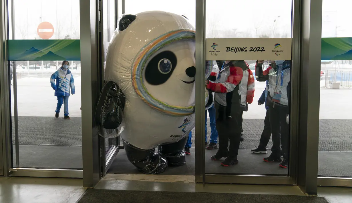 Maskot Olimpiade Beijing, Bing Dwen Dwen, mencoba masuk melalui pintu untuk memasuki pusat media utama di Olimpiade Musim Dingin 2022, 24 Januari 2022, di Beijing. (AP Photo/Jae C.Hong)