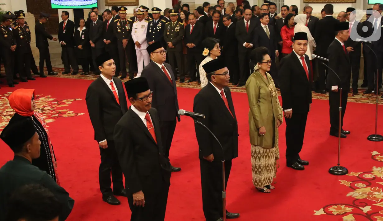 Komisioner Komisi Kejaksaan RI mengikuti upacara pelantikan di Istana Negara, Jakarta, Jumat (1/11/2019). Jokowi melantik sembilan komisioner Komisi Kejaksaan RI periode 2019-2023. (Liputan6.com/Angga Yuniar)