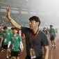 Tak lupa Shin Tae-yong serta asisten pelatih Timnas Indonesia U-19 memberikan rasa terima kasih kepada suporter. (Bola.com/M Iqbal Ichsan)