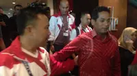 Menpora Indonesia, Imam Nahrawi (kiri), dan Menpora Malaysia, Khairry Jamaludin, setelah pertemuan di Hotel Shangrila, Kuala Lumpur, Minggu (20/8/2017). (Bola.com/Benediktus Gerendo Pradigdo)