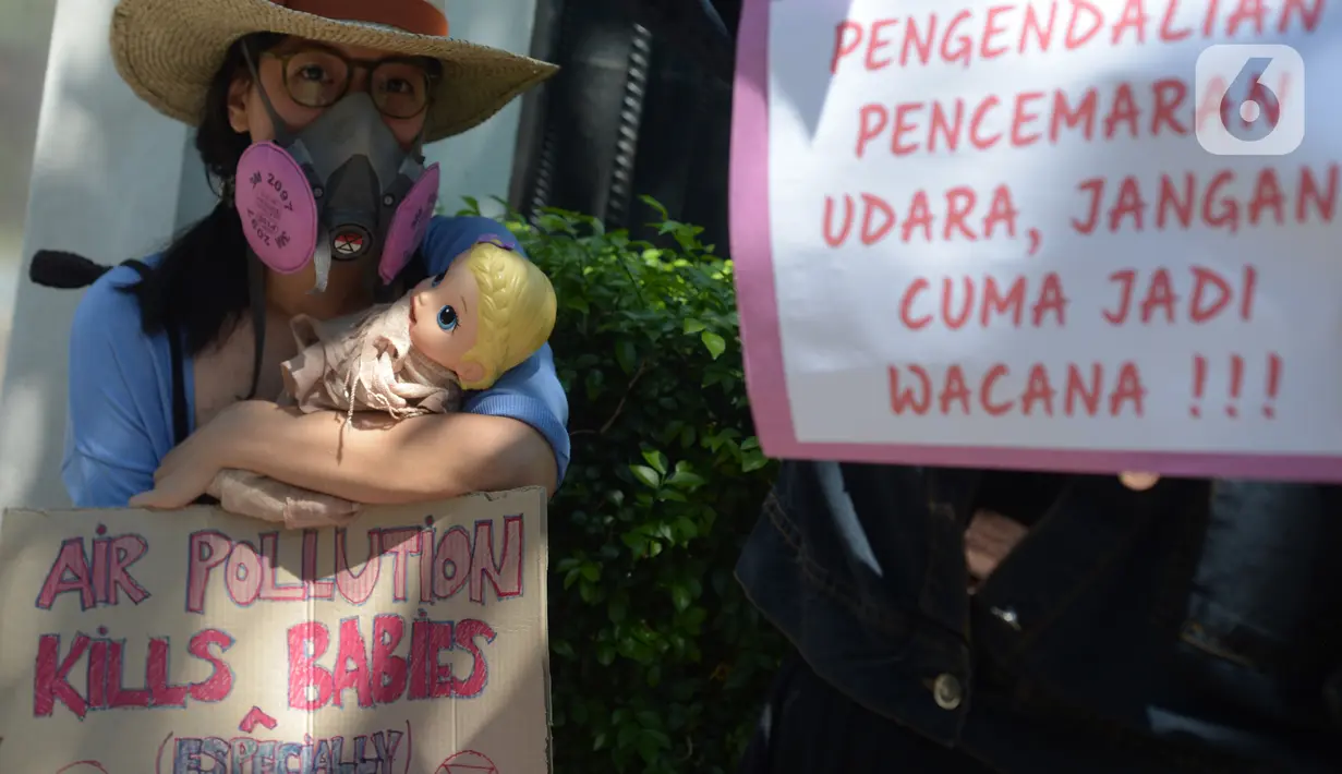 Aktivis yang tergabung dalam Koalisi Ibu Kota melakukan aksi sebelum sidang pembacaan putusan gugatan terkait polusi udara di luar Pengadilan Negeri Jakarta Pusat, Kamis (16/9/2021). Mereka menuntut pemerintah bisa mengendalikan polusi udara Jakarta dan sekitarnya. (merdeka.com/Imam Buhori)