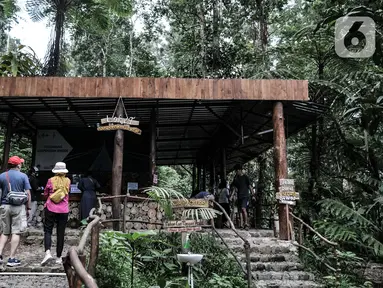 Pengunjung antre dengan berjaga jarak saat membeli tiket masuk wisata Jembatan Gantung (Suspension Bridge) Situ Gunung, Sukabumi, Jawa Barat, Minggu (20/9/2020).  Jumlah wisatawan yang berkunjung ke Jembatan Gantung terpanjang se-Asia Tenggara tersebut menurun drastis. (merdeka.com/Iqbal S. Nugroho)