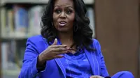 Michelle Obama mempromosikan buku terbarunya Becoming di Whitney M. Young Magnet High School, Chicago, Amerika Serikat, 12 November 2018. (JIM YOUNG / AFP/Asnida Riani)