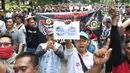 Sejumlah demonstran membawa poster saat menggelar aksi di depan Kantor Kementrian Perhubungan, Jakarta Pusat, Senin (29/1). Permenhub tersebut  soal Kendaraan Bermotor Umum Tidak Dalam Trayek. (Liputan6.com/Angga Yuniar)