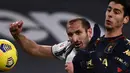 Pemain Juventus Giorgio Chiellini (kiri) berebut bola dengan pemain Genoa Domenico Criscito pada pertandingan babak 16 besar Coppa Italia di Allianz Stadium, Turin, Italia, Rabu (13/1/2021). Juventus melaju ke perempat final usai menaklukkan Genoa 3-2. (Marco BERTORELLO/AFP)