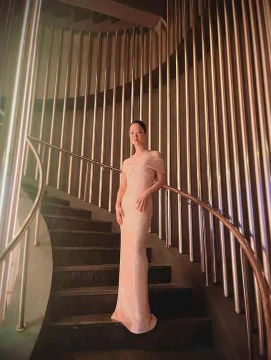 Jeon Yeo-Been kenakan off shoulder sequin dress dari Monique Lhuillier. Gaun beige itu nampak menyatu dengan warna kulit Yeo Been [@jeon.yeobeen]
