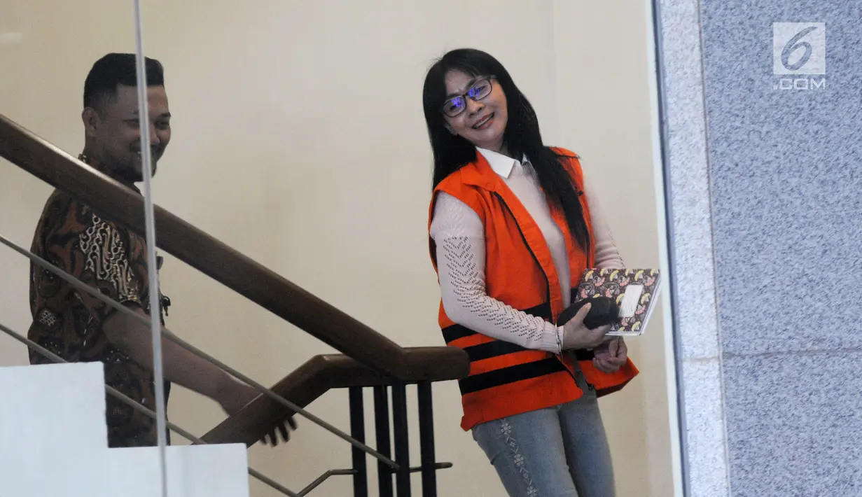Ekspresi Bupati nonaktif Kepulauan Talaud Sri Wahyumi Maria Manalip (kanan) saat tiba di Gedung KPK, Jakarta, Selasa (20/8/2019). Sri Wahyumi diperiksa sebagai tersangka terkait dugaan suap pengadaan barang di Kabupaten Kepulauan Talaud Tahun Anggaran 2019. (merdeka.com/Dwi Narwoko)