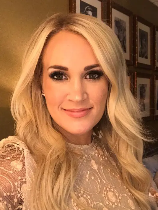 Dilansir dari HollywoodLife, Carrie jatuh di depan rumah pada November 2017 dan melukai pergelangan tangan serta wajahnya. (instagram/carrieunderwood)