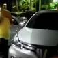 Sopir taksi online tabrak empat anak di lahan parkir saat tengah bermain. Sementara reporter di China tersambar petir. (Liputan 6 SCTV)