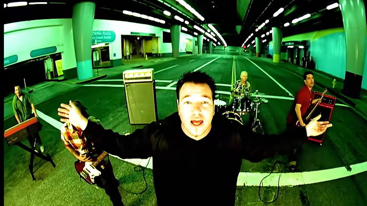 Steve Harwell dalam Video Klip All Star dari Smash Mouth. (YouTube/  SMASH MOUTH)