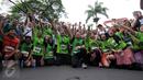 Wali Kota Bogor Bima Arya Sugiarto (tengah) berfoto bersama peserta usai mengikuti Bogor Heritage Run 2016, Minggu (25/9). Bertema Lari dan Berdonasi, peserta diajak ikut peduli pada pelestarian situs-situs bersejarah di Bogor. (Liputan6.com/Helmi Afandi)