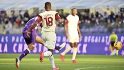 Pesta gol Fiorentina dibuka Giacomo Bonaventura pada menit ke-31. Eksekusi bola matinya dari luar kotak penalti tidak dapat dibendung kiper Salernitana, Vid Belec dan membuat Fiorentina unggul 1-0. (LaPresse via AP/Massimo Paolone)